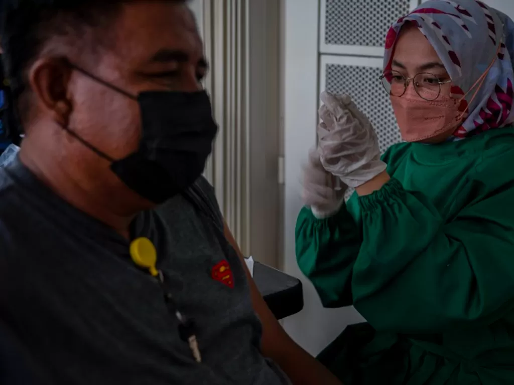 Petugas medis dari Satuan Brimobda Sulteng menyiapkan vaksin saat digelarnya vaksinasi COVID-19 di sebuah kawasan wisata di Palu. (ANTARA FOTO/Basri Marzuki)