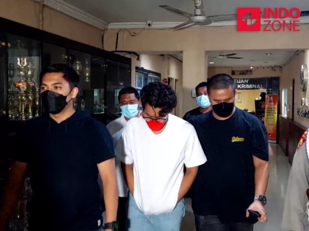 Ardito Pramono nampak tertunduk saat diboyong ke Polres Metro Jakarta Barat. (INDOZONE/Samsudhuha Wildansyah)