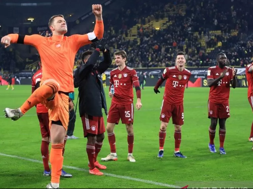 Arsip - Kiper sekaligus kapten Bayern Muenchen Manuel Neuer (kiri) melakukan selebrasi bersama rekan-rekannya sembari menyampaikan terima kasih kepada suporter selepas memenangi duel Der Klassiker lanjutan Liga Jerman.
