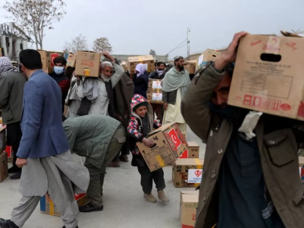 Warga Afghanistan mengambil bantuan kemanusiaan dari negara lain. (REUTERS/Ali Khara)