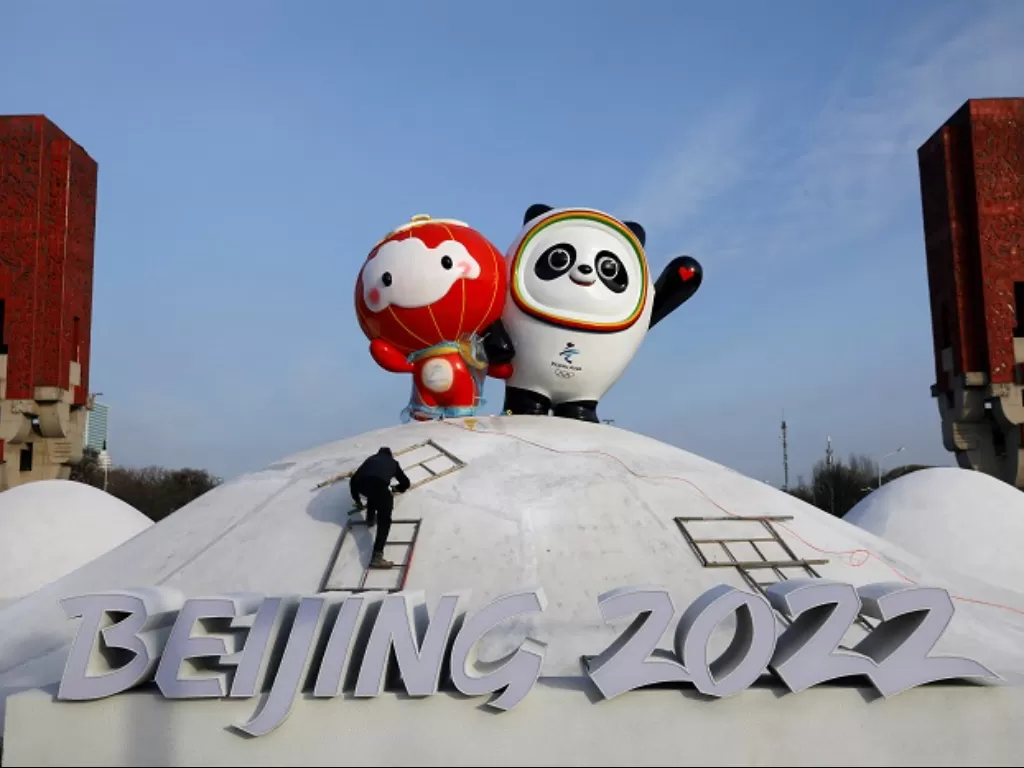 Dua maskot Olimpiade Musim Dingin 2022 yang menghiasi sudut kota Beijing. (REUTERS/Tingshu Wang)
