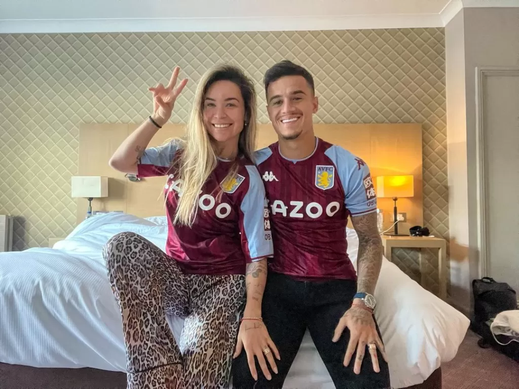 Coutinho dan istri kompak pakai jersey Aston Villa. (Instagram/@ainee.c)