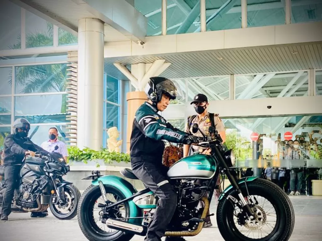 Presiden Jokowi mengendarai sepeda motor Kawasaki W175 rombakan khusus untuk mencoba jalan Bypass BIL-Mandalika dan meninjau kesiapan beberapa infrastruktur perhelatan MotoGP Mandalika 2022, di Lombok, NTB, Kamis (13/1/2022). (Biro Pers Sekretariat Presid