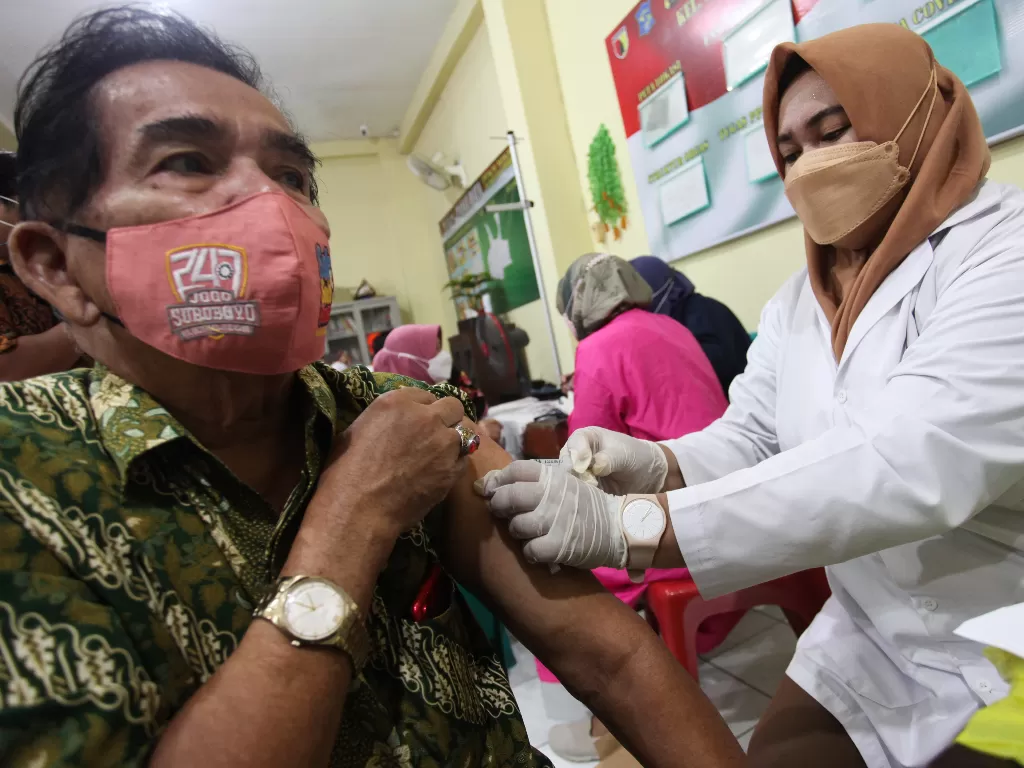 Petugas kesehatan menyuntikkan vaksin COVID-19 dosis ketiga (booster) kepada warga lanjut usia di kawasan Ngagel Mulyo, Surabaya, Jawa Timur, Kamis (13/1/2022). (ANTARA/Didik Suhartono)
