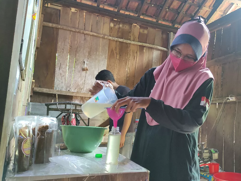 Pembuatan minyak kelapa di Pacitan, Jawa Timur. (Pramita Kusumaningrum/IDZ Creators)