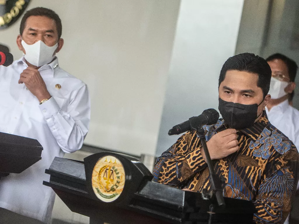 Menteri BUMN Erick Thohir (kanan) bersama Jaksa Agung ST Burhanuddin (kiri). (ANTARA/Aprillio Akbar)