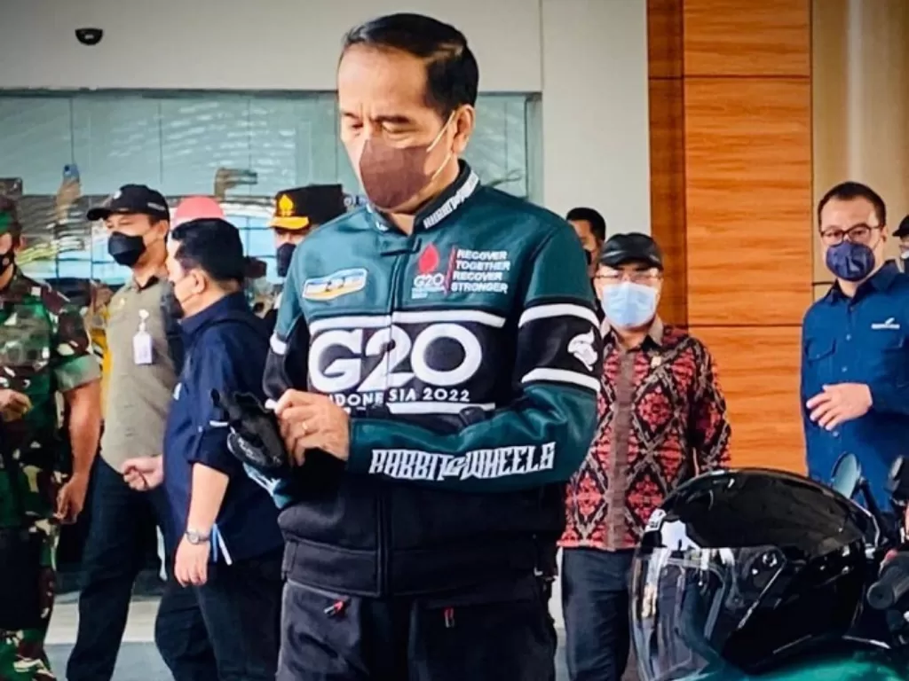 Presiden Jokowi saat akan meninjau bandara internasional Lombok Zainuddin Abdul Majid. (Instagram/@jokowi)