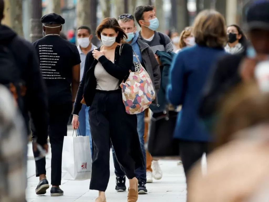 Orang-orang berjalan di Champs Elysees Avenue, di tengah wabah penyakit virus corona di Prancis, 27 Mei 2021. (REUTERS/Sarah Meyssonnier)