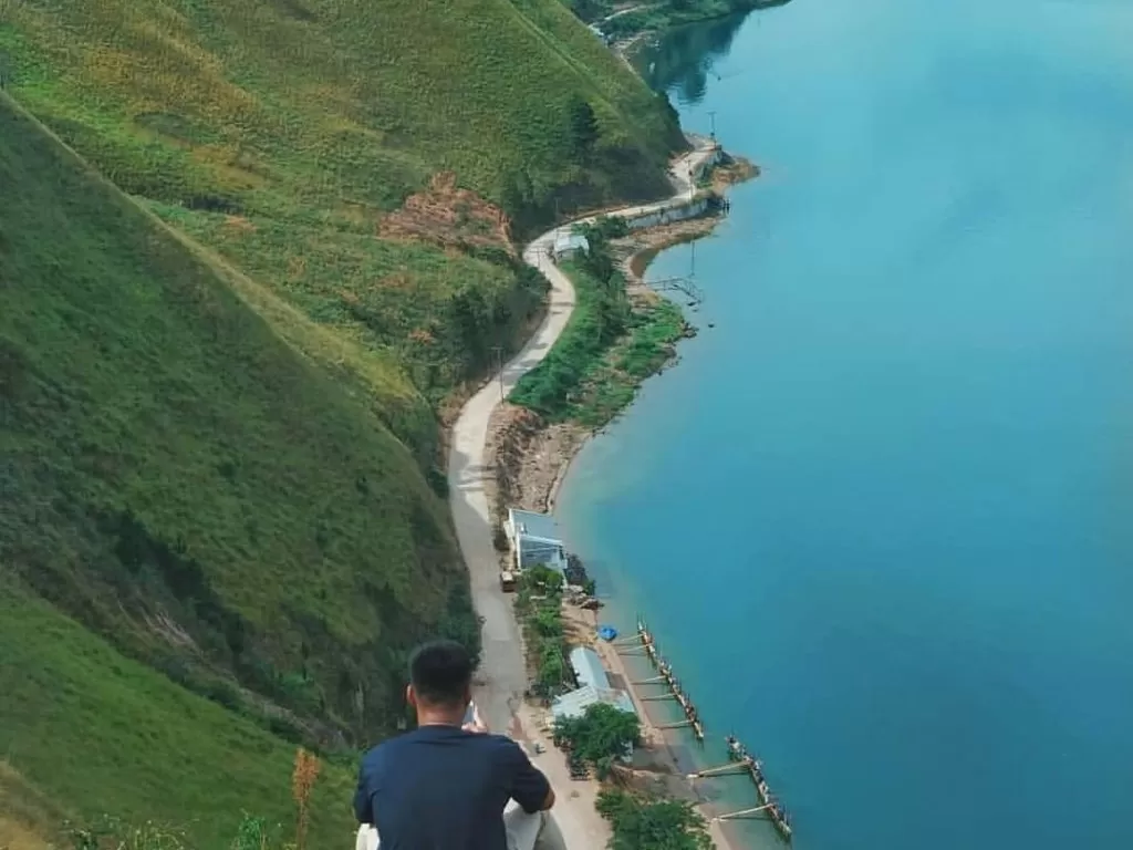 Melihat Danau Toba dari Bukit Siadtaratas. (Instagram/@sibangzul_)