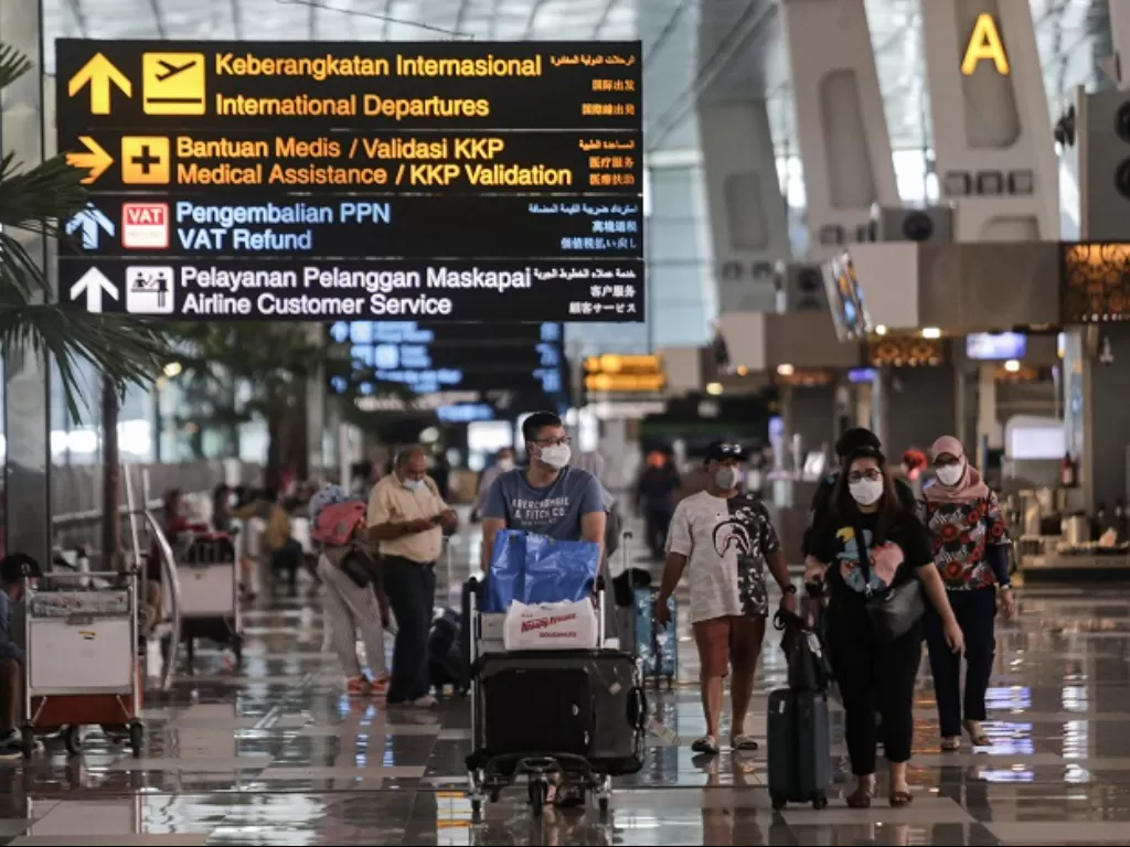 Sejumlah penumpang pesawat berjalan di Terminal 3 Bandara Internasional Soekarno-Hatta, Tangerang, Banten. (ANTARA FOTO/Fauzan)