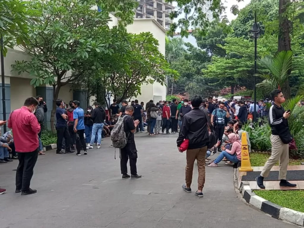 Suasana evakuasi gempa di perkantoran Jakarta (Jafriyal/IDZ Creators)