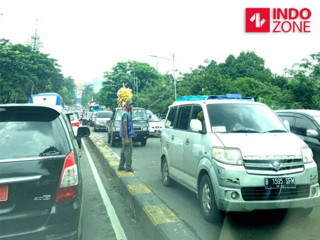 Kemacetan di Jalan TB Simatupangan mengarah ke flyover. (INDOZONE/Fahmy Fotaleno)