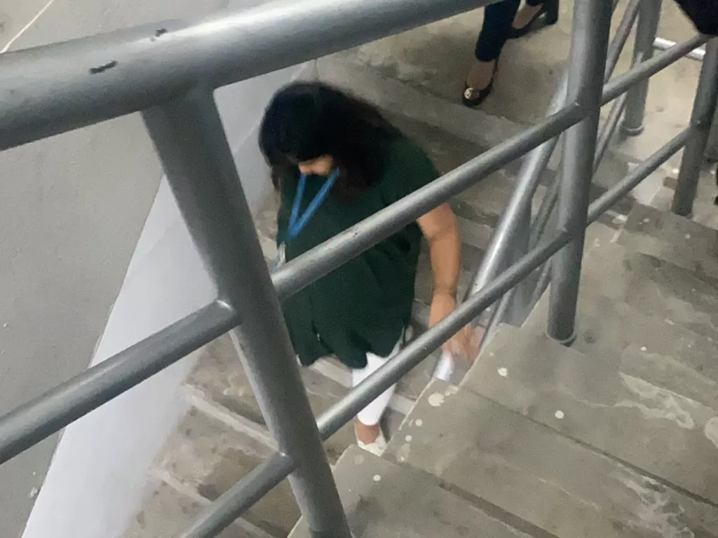 Ibu hamil turun tangga dari lantai 17 saat gempa. (Twitter/@gegerimon)
