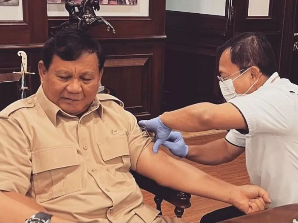 Menhan Prabowo disuntik vaksin Nusantara oleh dokter Terawan. (Instagram/@prabowo)