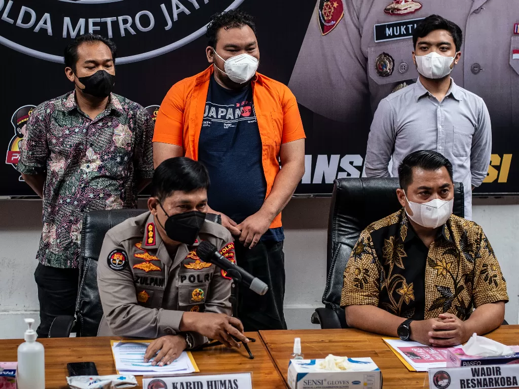 Fico Fachriza pakai baju tahanan dalam konferensi pers terkait kasus narkoba (ANTARA FOTO/Aprillio Akbar)