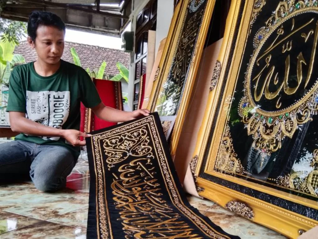 Seniman Tulungagung perlihatkan karya seni kaligrafinya hingga diminati pasar mancanegara. (Foto/Antara)