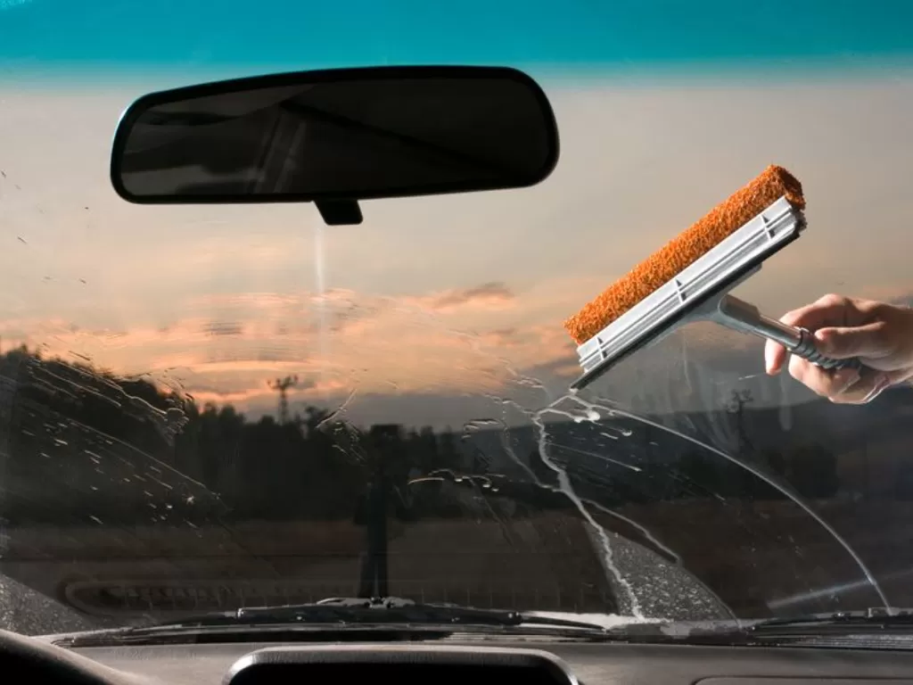 Cara membersihkan kaca mobil dari jamur yang mengganggu. (Foto/Suzuki.co.id)