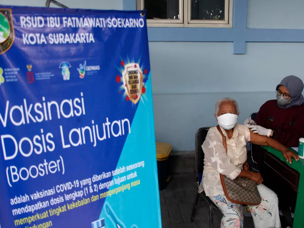 Petugas menyuntikkan vaksin booster COVID-19 untuk lansia di RSUD Ibu Fatmawati Sukarno, Solo, Jawa Tengah, Jumat (14/1/2022). (ANTARA/Maulana Surya)