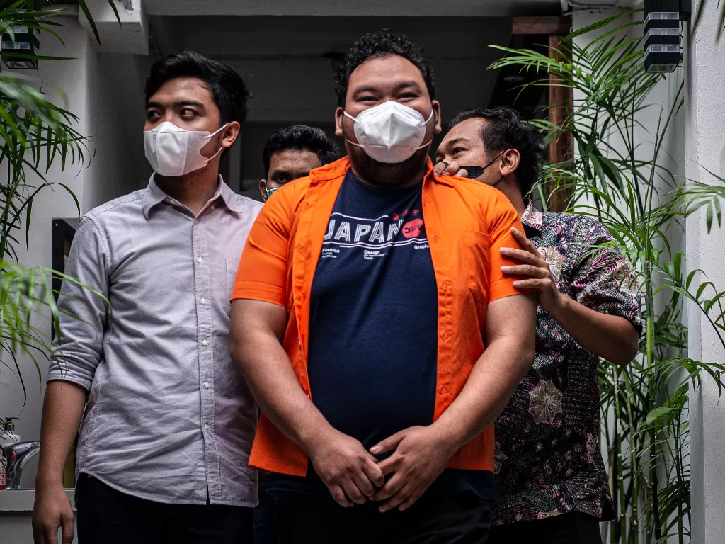 Petugas kepolisian berpakaian sipil membawa tersangka Fico Fachriza (tengah) saat rilis kasus narkotika di Polda Metro Jaya, Jakarta. (ANTARA/Aprillio Akbar)