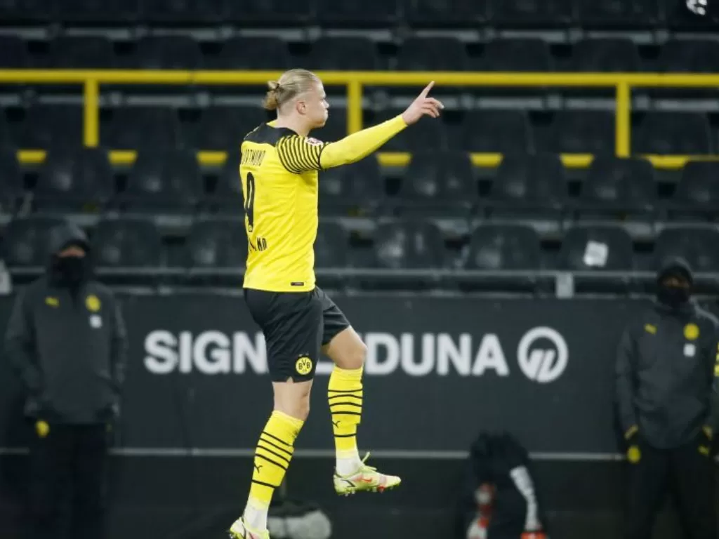 Pemain Borussia Dortmund Erling Braut Haaland merayakan golnya ketika Dortmund menggasak SC Freiburg 5-1 di Signal Iduna Park, Dortmund, Jerman, 14 Januari 2022.(REUTERS/LEON KUEGELER)