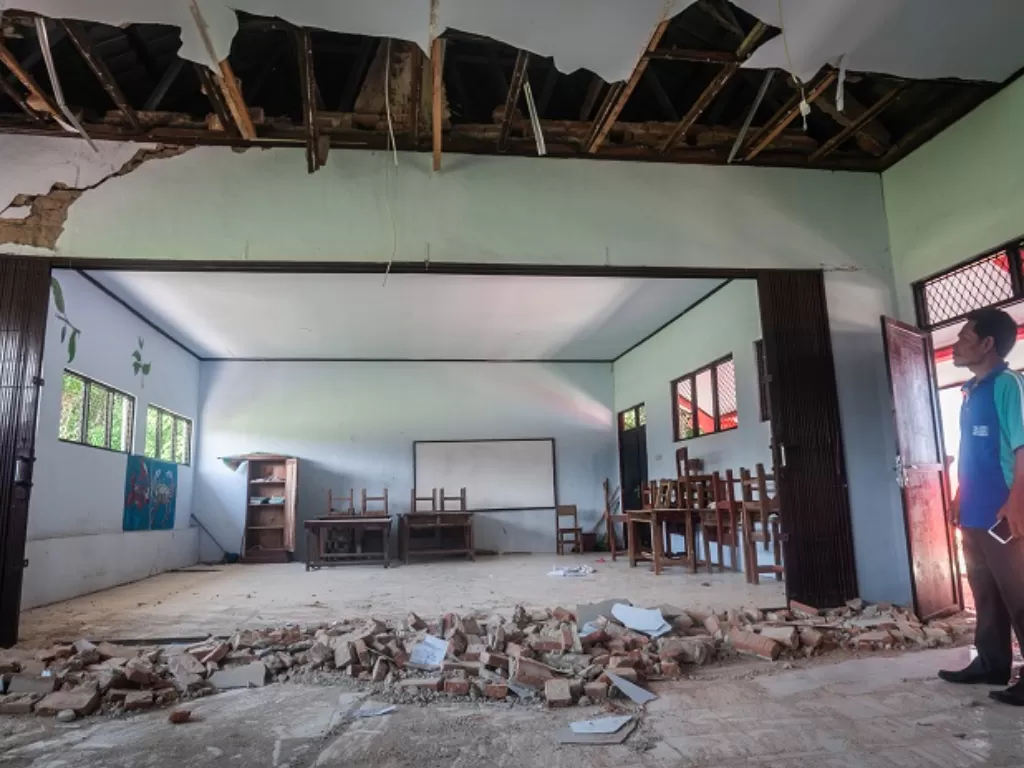 Petugas sekolah melihat kondisi ruang kelas yang rusak akibat gempa di SDN Kerta Mukti, Sumur, Pandeglang, Banten. (ANTARA FOTO/Muhammad Bagus Khoirunas)