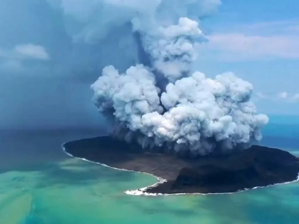 Letusan gunung api bawah laut di Tonga, negara kepulauan di Pasifik. (1NewsNZ/Twitter)