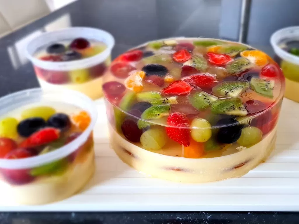 Fruit jelly cheesecake pudding. (YouTube/Cooking with Hel)