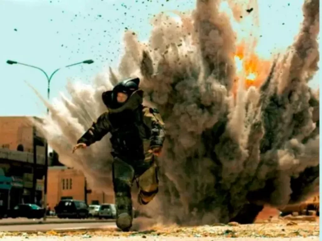 Adegan lempar granat membuat kita terlontar. (IMDb/The Hurt Locker)