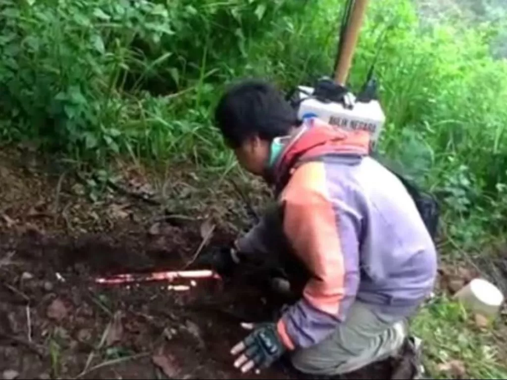 Petugas mengecek alat pemantau Gunung Sumbing. (ANTARA News/Pos Pengamatan Gunung Api Sindoro dan Sumbing)