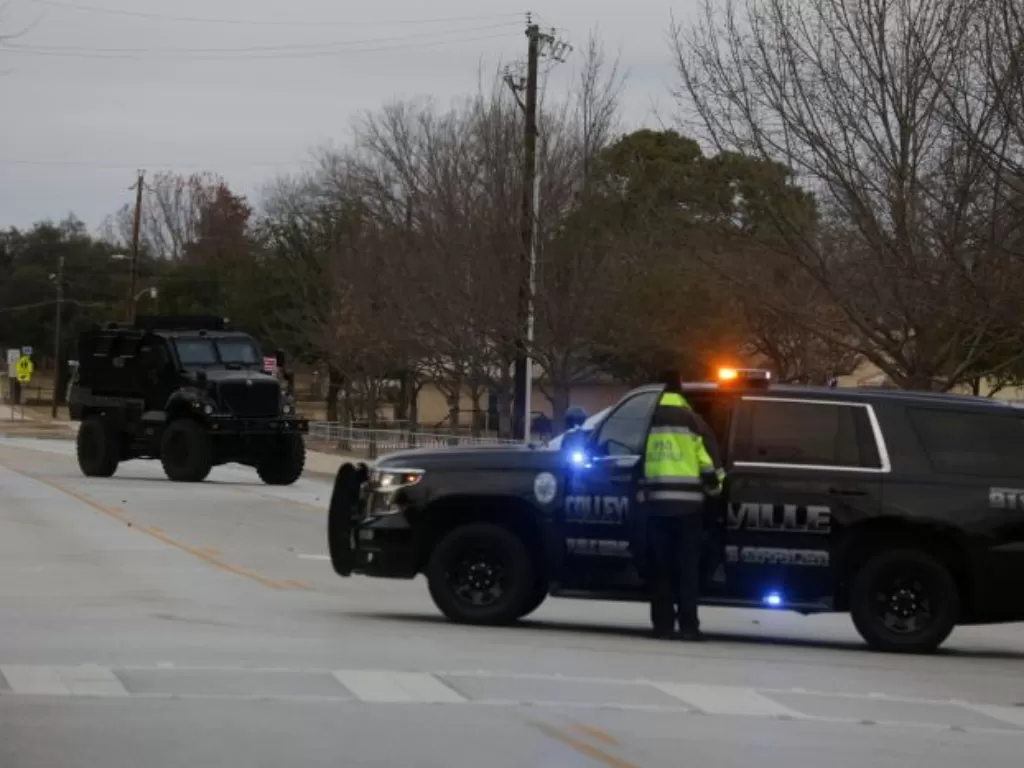Petugas bersiaga saat pria bersenjata terobos sinagoge di Texas, AS. (REUTERS/Shelby Tauber)