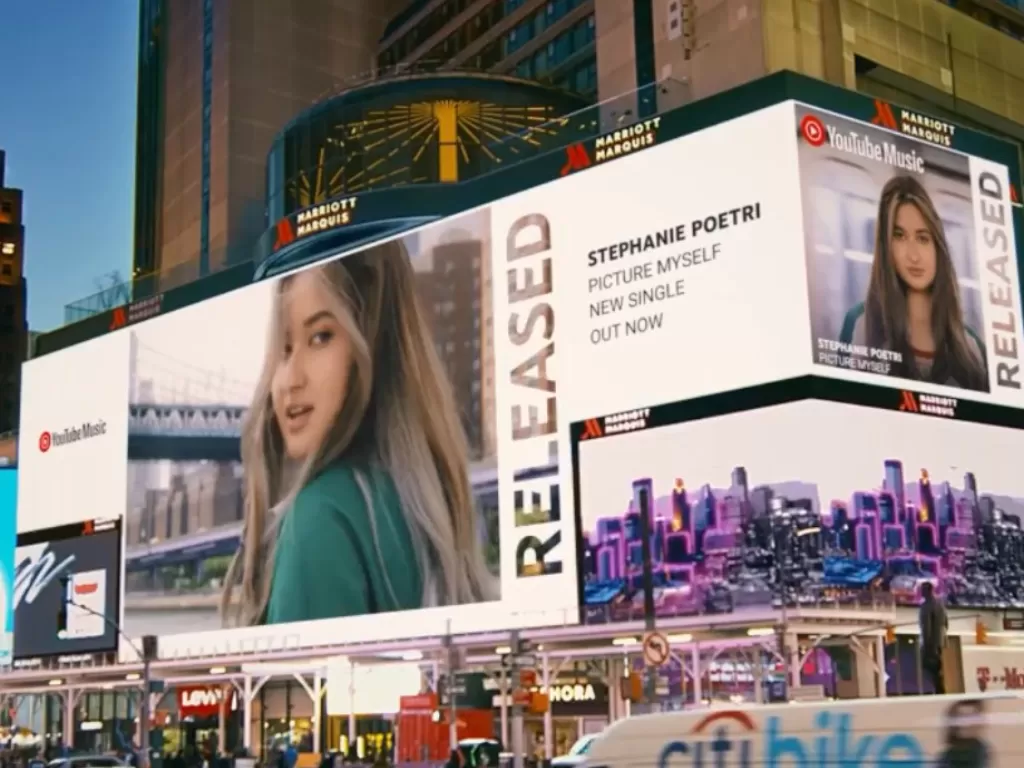 Video klip 'Picture Myself' milik Stephanie Poetri muncul di Billboard di kawasan New York Times Square (Instagram/stephaniepoetri)