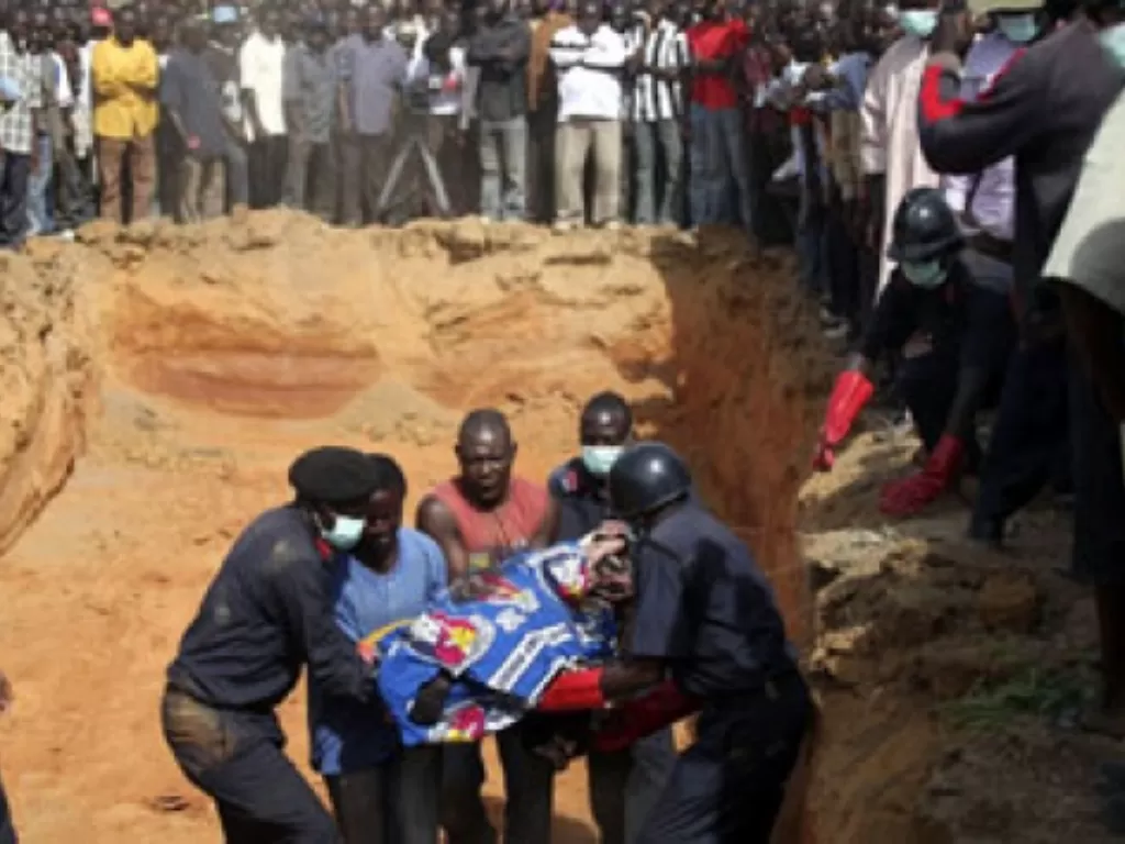 Penguburan massal korban tewas pembantaian dari akibat insiden kerusahan antara Islam dan Kristen di Jos, Nigeria pada Januari 2010 lalu. (REUTERS)