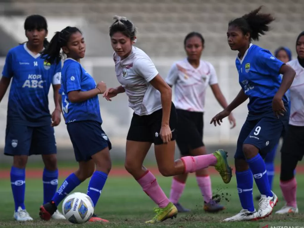 Pemain Timnas Putri Indonesia Zahra Muzdalifah (ketiga kiri) menggiring bola melewati sejumlah pemain Akademi Persib Putri dalam pertandingan uji coba di Stadion Madya, kompleks Gelora Bung Karno (GBK), Jakarta, Kamis (13/1/2022). Uji coba tersebut dalam 