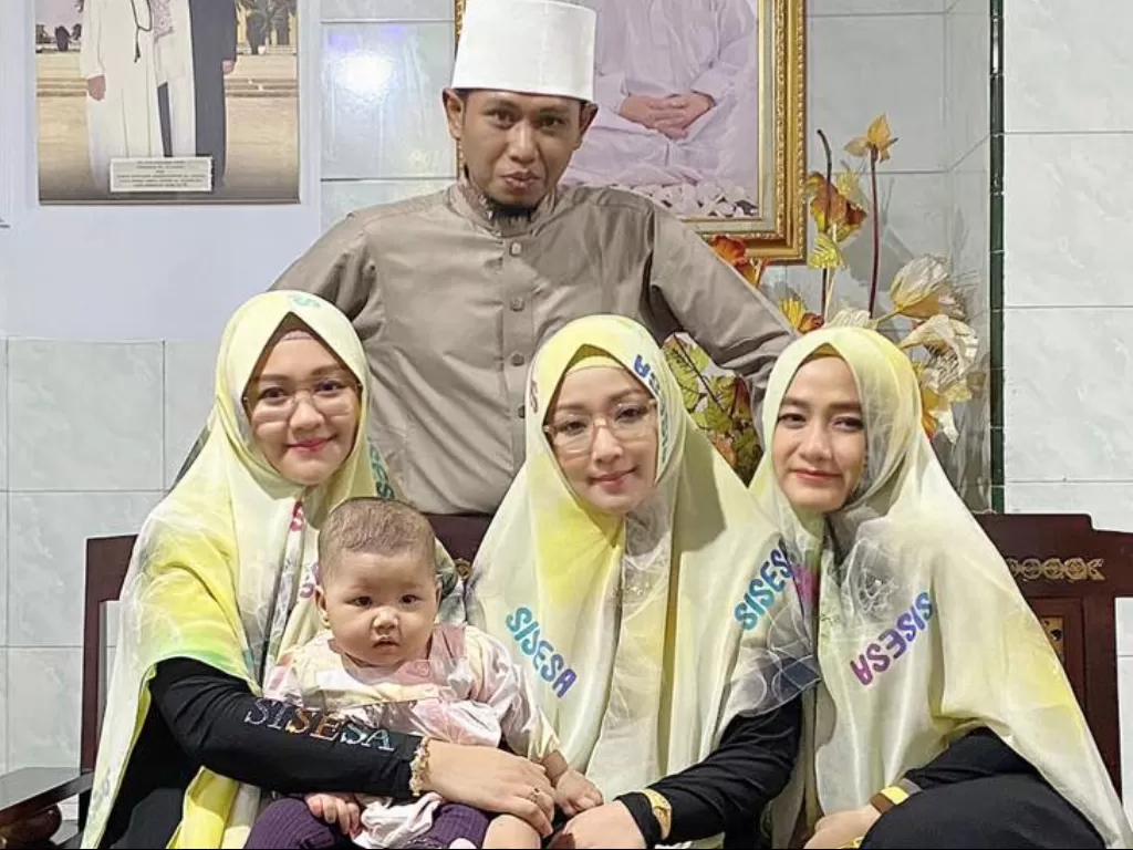 Achmad Fadil Muzakki Syah, anggota DPR RI periode 2019-2024 dari Fraksi Partai NasDem bersama tiga istrinya. (Foto: Facebook Achmad Fadil Muzakki)