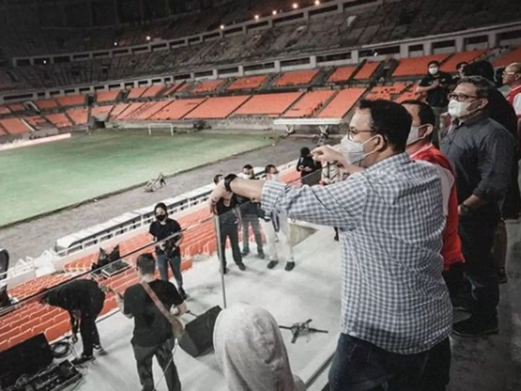 Gubernur DKI Jakarta Anies Baswedan menyaksikan Nidji di Jakarta International Stadium. (Instagram/@aniesbaswedan).