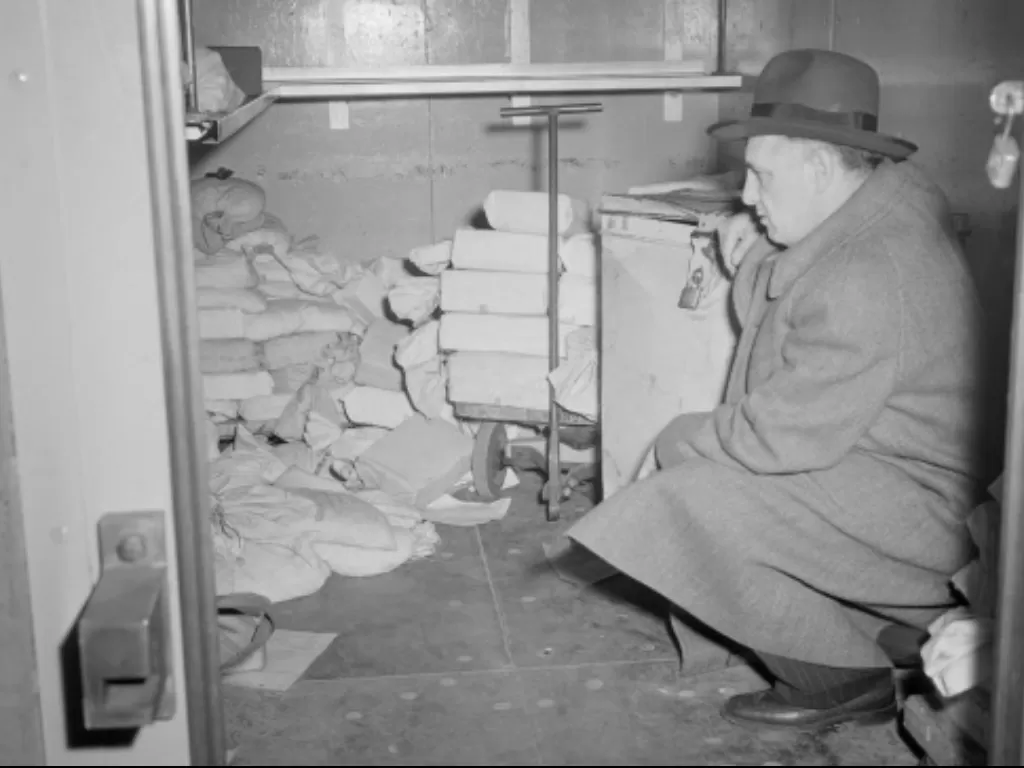 Seorang detektif memeriksa brankas Brinks setelah pencurian. Foto milik Perpustakaan Umum Boston, Koleksi Leslie Jones. (Photo/Wikipedia)