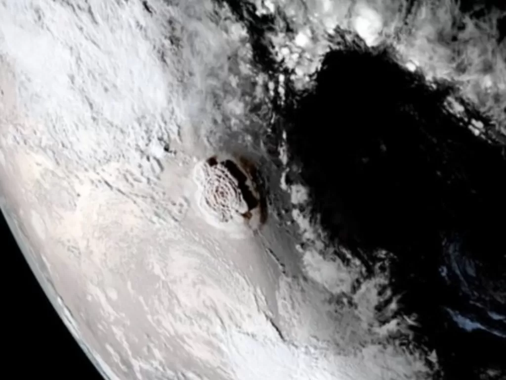 Letusan gunung api bawah laut Tonga yang terekam kamera satelit NOAA. (Foto/NOAA)