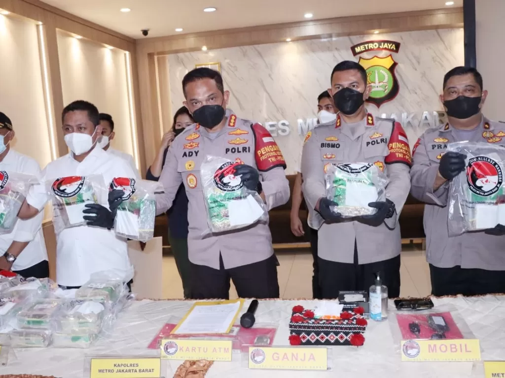 Kapolres Metro Jakarta Barat, Kombes Pol Ady Wibowo (tengah) saat merilis kasus penyelundupan narkoba jenis sabu sebanyak 25 kg di Mapolres Jakarta Barat. (Dok. Humas Polres Jakbar)