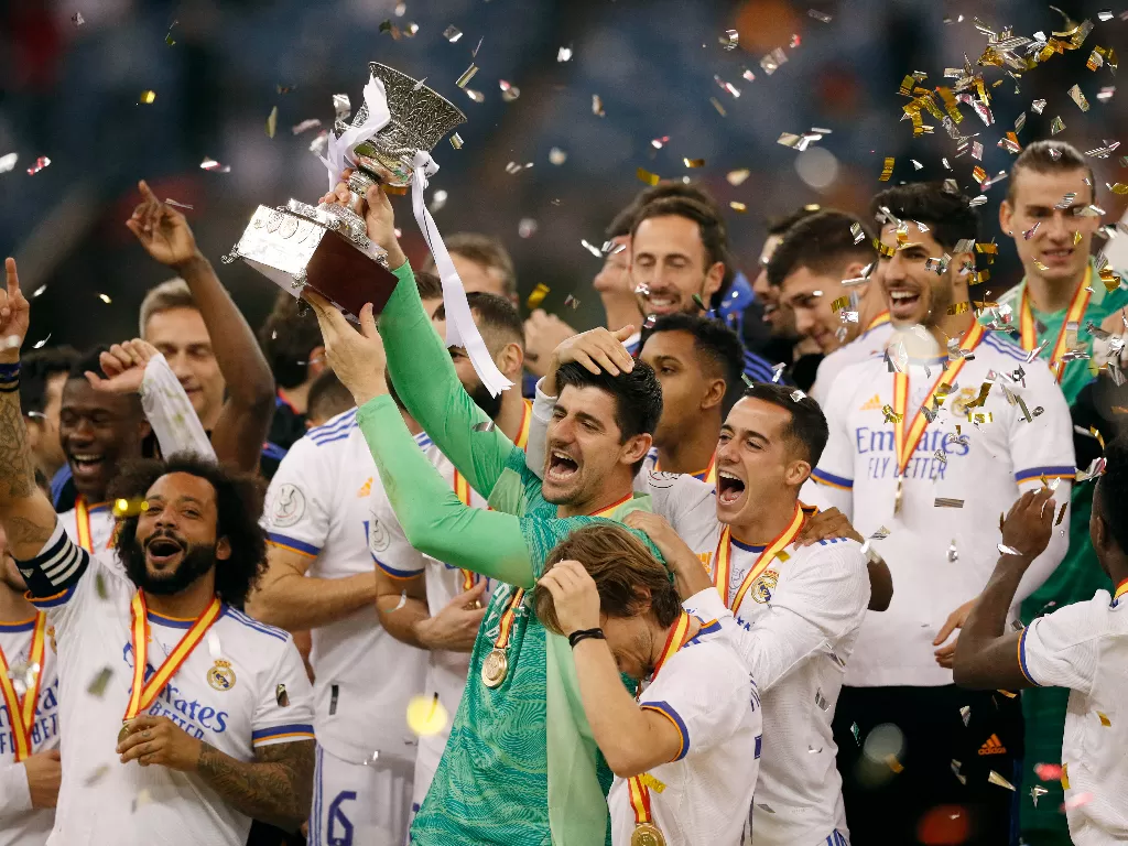 Real Madrid juara Piala Super Spanyol. (REUTERS//Albert Gea)