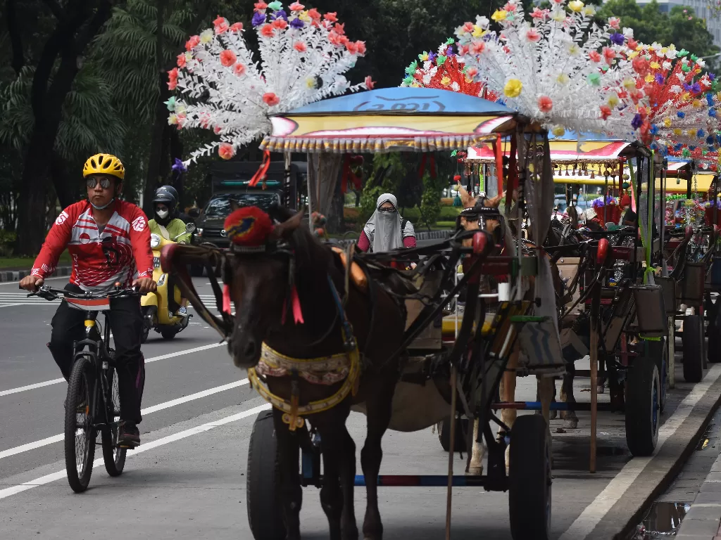 Pesepeda berolahraga di sekitar kawasan Monas, Jakarta. (ANTARA/Indrianto Eko Suwarso)