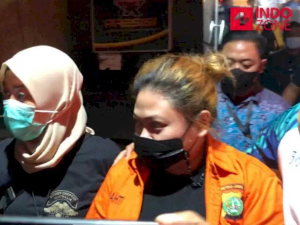 Anak Nia Daniaty, Olivia Nathania saat pakai baju tahanan di Polda Metro Jaya, Jakarta, Kamis (11/11/2021). (INDOZONE/Samsudhuha Wildansyah).
