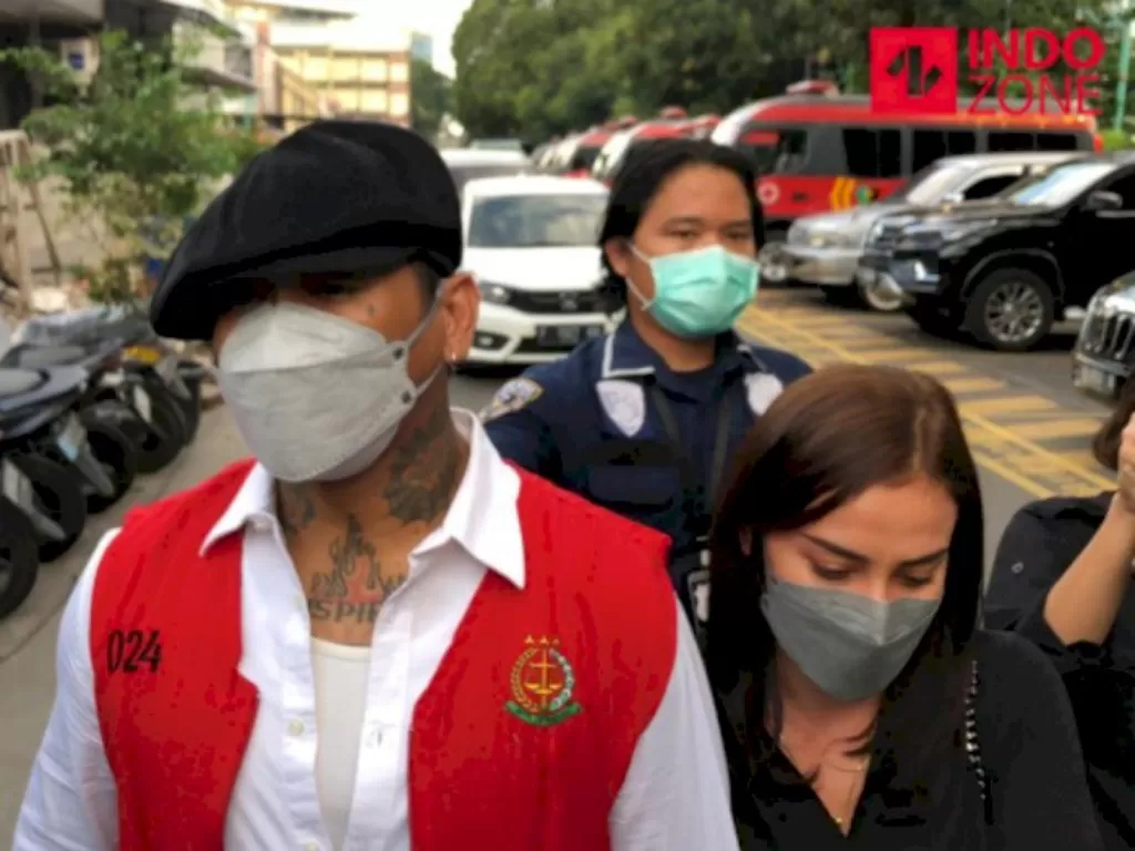 Momen Jerinx pakai kenakan baju tahanan di Polda Metro Jaya, Jakarta ditemani sang istri, Nora Alexandra. (INDOZONE/Samsudhuha Wildansyah)