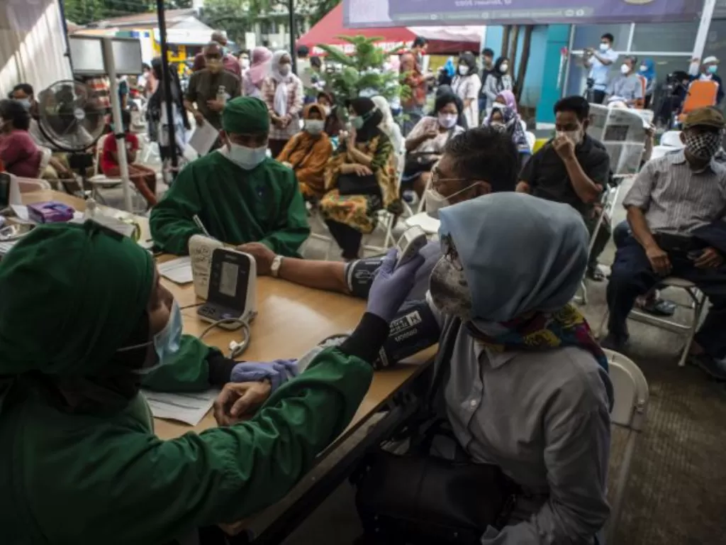Para lansia menerima vaksinasi booster di puskesmas Kramat Jati, Jakarta Timur. (ANTARA FOTO/Aprillio Akbar)