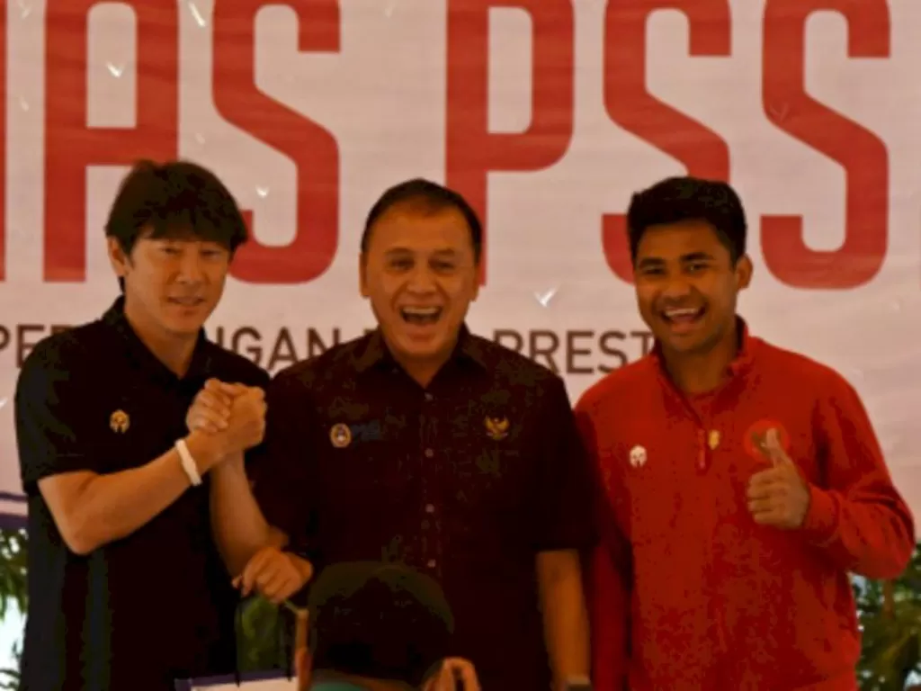Ketua PSSI Mochammad Iriawan (tengah), pelatih timnas Indonesia Shin Tae-yong (kiri), kapten timnas Indonesia Asnawi Mangkualam (kanan). (ANTARAFOTO/Aditya Pradana)