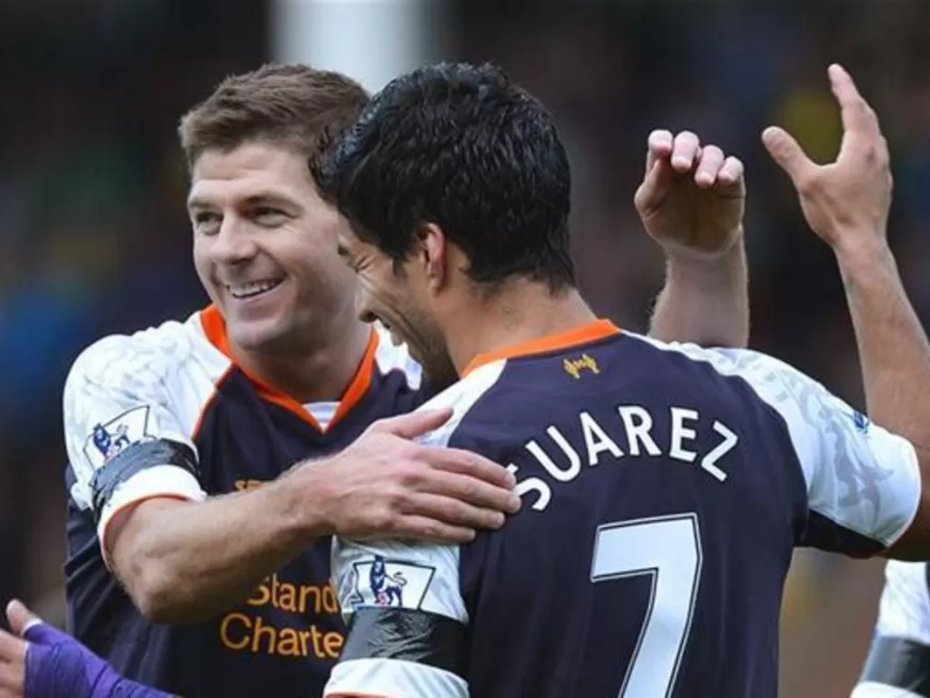 Steven Gerrard dan Luis Suarez. (REUTERS/Toby Melville)