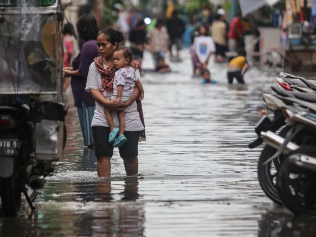 Hujan deras menyebabkan banjir di kawasan Cengkareng, Jakarta Barat. (ANTARA FOTO/Fauzan)
