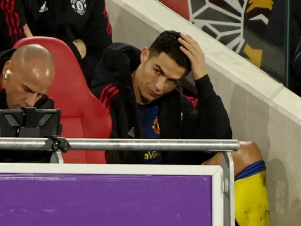 Cristiano Ronaldo yang nampak kesal usai ditarik keluar. (REUTERS/Ian Walton)