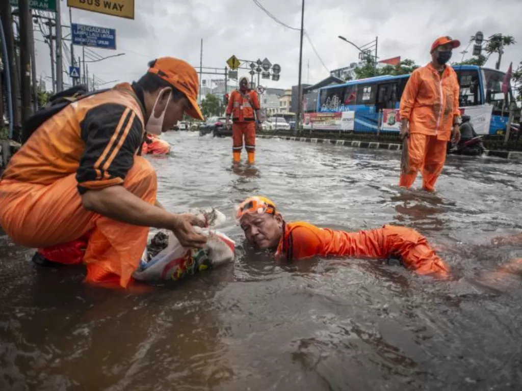 Banjir di Jalan Gunung Sahari, Mangga Dua, Jakarta. (ANTARA/ Aprillio Akbar)