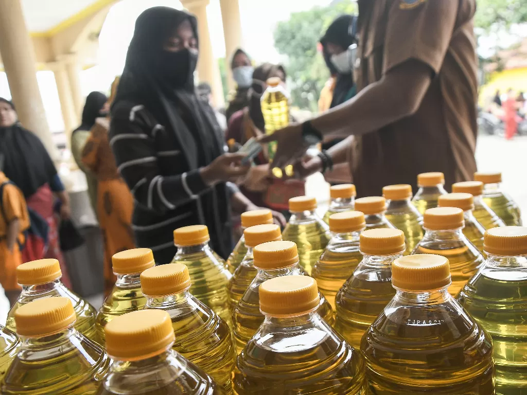 Warga mengantre untuk membeli minyak goreng saat operasi pasar murah. (ANTARA/Fakhri Hermansyah)