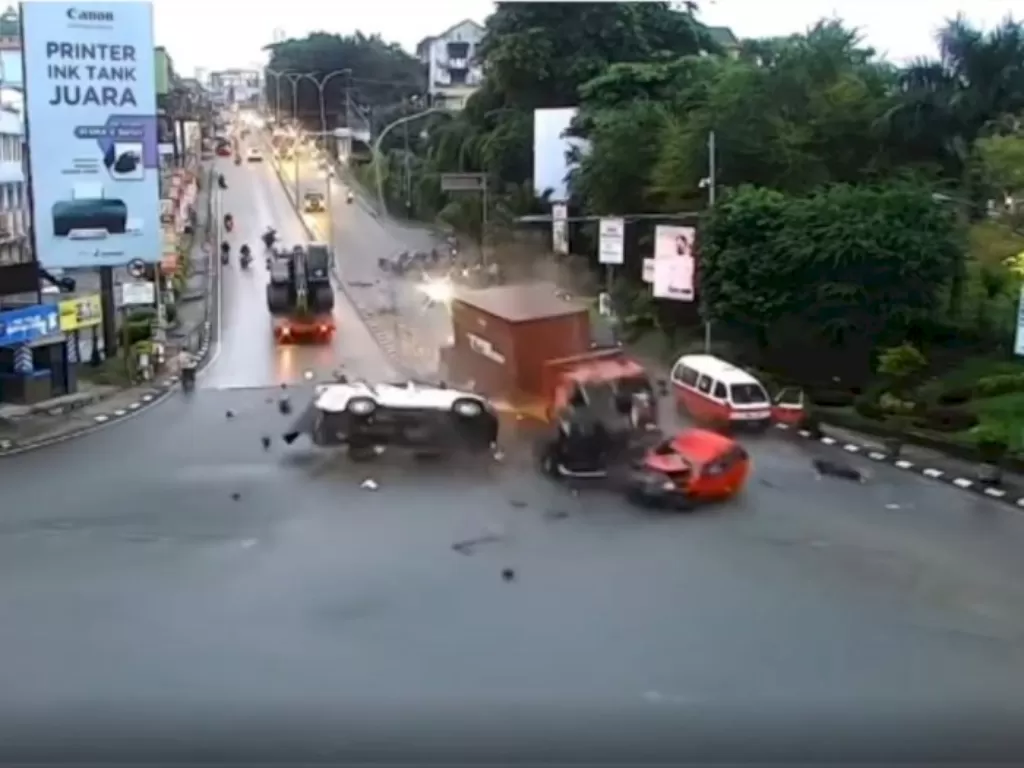 Kecelakaan maut yang menimbulkan empat orang korban jiwa di Balikpapan. (Foto/jakartaverse)
